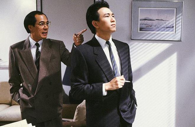 Vai diễn Hữu Khang của Ôn Triệu Luân trong "Nghĩa bất dung tình" từng lọt vào danh sách những nhân vật phản diện kinh điển của đài TVB. Sở hữu ngoại hình thư sinh, gương mặt hiền lành nhưng Ôn Triệu Luân lại thể hiện rất thành công một Đinh Hữu Khang độc ác, ích kỷ, không ngại hãm hại cả bạn gái và người thân. Dù bị khán giả ghét bỏ, chửi bới nhưng vai diễn này đã giúp Ôn Triệu Luân tiến xa hơn trong nghề diễn.