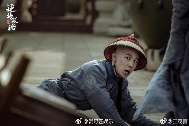 Trong dàn nhân vật phản diện của "Diên hi công lược", nhân vật gây ấn tượng nhất với người xem chính là thái giám Viên Xuân Vọng, do Vương Mậu Lôi thủ vai. Viên Xuân Vọng luôn nghĩ mình là con rơi của Hoàng đế, ra tay hãm hại người trong hoàng tộc để trả thù riêng. Gương mặt ti tiện cùng những thủ đoạn độc ác của tên thái giám này khiến người xem ghét cay ghét đắng. Trong suốt thời gian phim lên sóng, khán giả Trung Quốc đã không ít lần tấn công trang MXH cá nhân của Vương Mậu Lôi bằng những câu thóa mạ, chửi bới. Sau đó, nam diễn viên đã phải khóa phần bình luận trên trang cá nhân, không chịu nổi những lời chửi bới quá đáng của người dùng mạng.