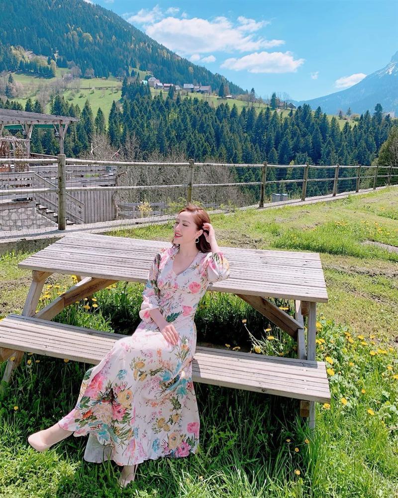 STREET STYLE: Lệ Quyên khoe eo bé bơi trong váy nhưng chiếc túi tiền tỷ mới chính là tâm điểm-2