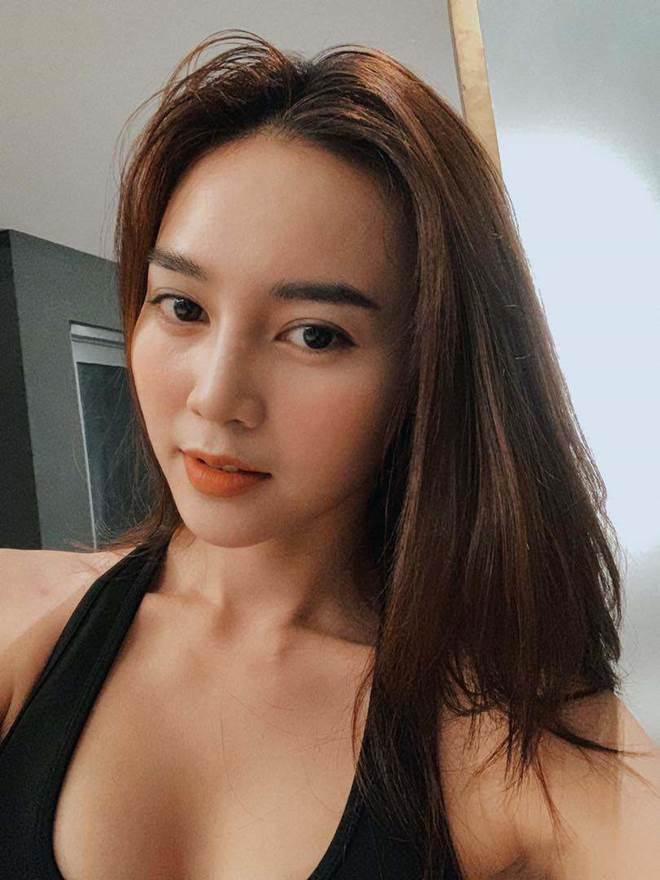 Vóc dáng gầy trơ xương, Ninh Dương Lan Ngọc may sao vẫn có làn da đẹp căng bóng-15