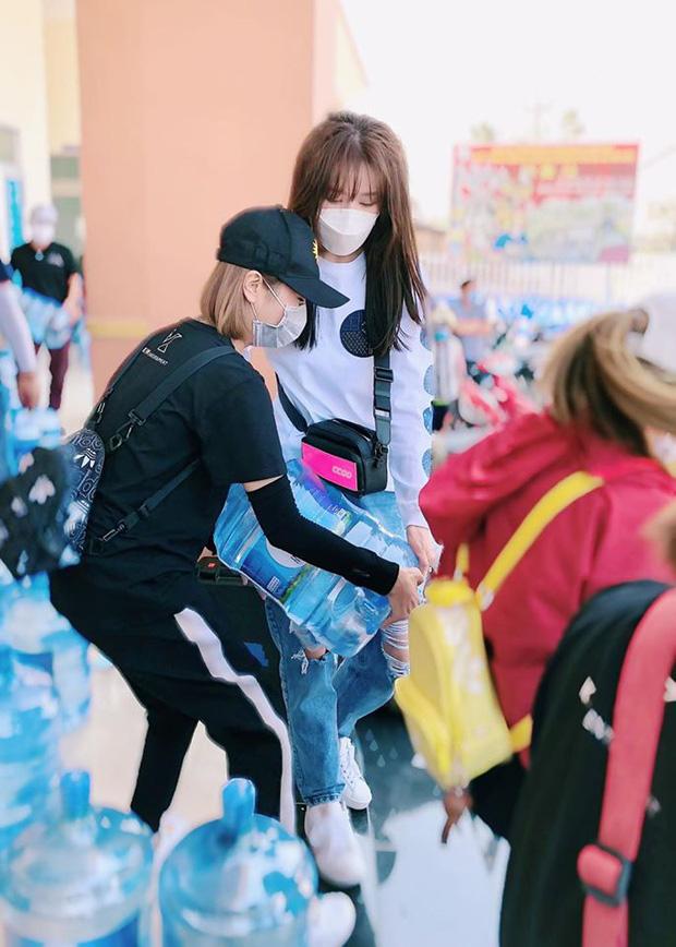 Hari Won trao 1.610 bình nước cho người dân miền Tây giữa hạn mặn khốc liệt-1