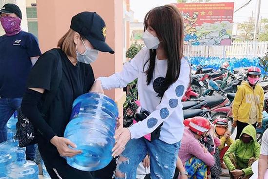 Hari Won trao 1.610 bình nước cho người dân miền Tây giữa hạn mặn khốc liệt