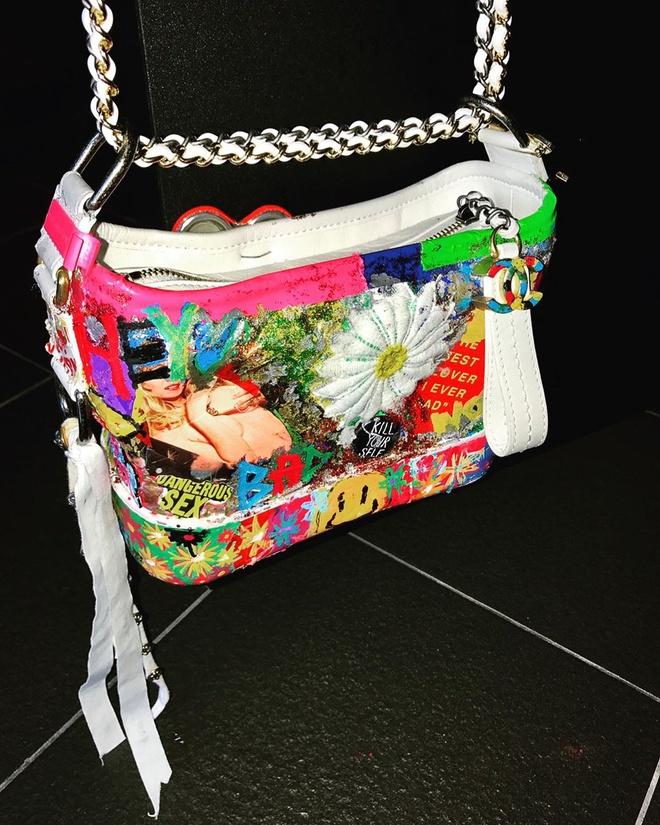 G-Dragon tô màu, vẽ hoa nữ tính lên túi Chanel 3.200 USD-1