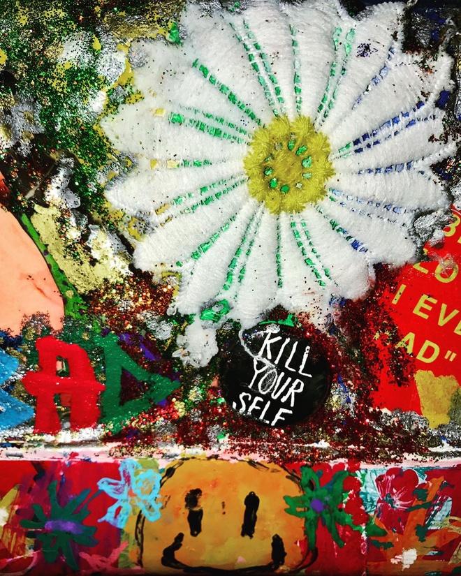 G-Dragon tô màu, vẽ hoa nữ tính lên túi Chanel 3.200 USD-2