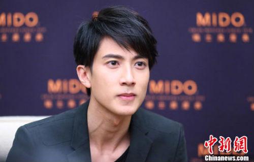 Vợ Ngô Tôn phải chụp ảnh cưới một mình để giấu nhẹm cuộc hôn nhân cho chồng-7