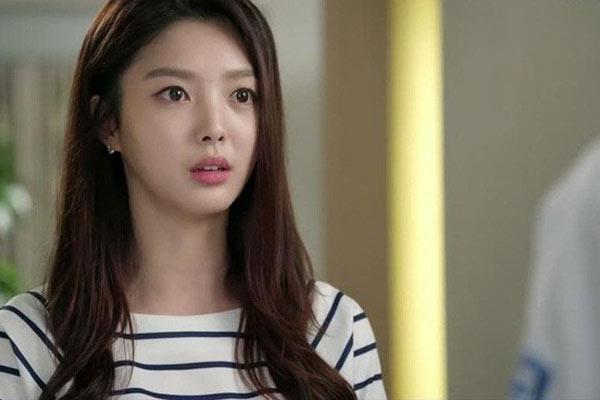 Cặp đôi chung bàn suốt thời cấp một, lớn lên chung giường mỗi đêm-5