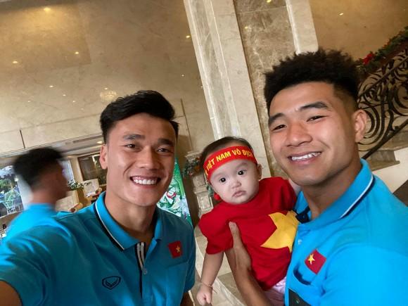 Phản ứng của Đức Chinh sau khi HLV trưởng Huỳnh Đức tiết lộ học trò mắc căn bệnh nguy hiểm-3