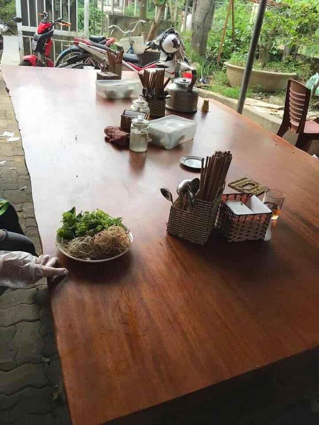 Anh chàng khoe gia đình bán bún bình dân, dân mạng soi kỹ mỗi bộ bàn ghế cho khách ngồi xơi có khi bằng cả gia tài-2