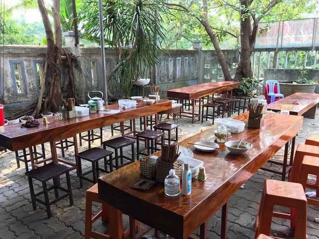 Anh chàng khoe gia đình bán bún bình dân, dân mạng soi kỹ mỗi bộ bàn ghế cho khách ngồi xơi có khi bằng cả gia tài-3