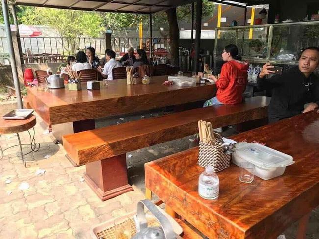 Anh chàng khoe gia đình bán bún bình dân, dân mạng soi kỹ mỗi bộ bàn ghế cho khách ngồi xơi có khi bằng cả gia tài-4
