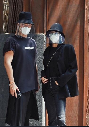 Đội mũ phòng dịch Covid-19 tưởng xấu mà Hồ Ngọc Hà - Lý Quí Khánh có ngay bộ ảnh xuất thần-3