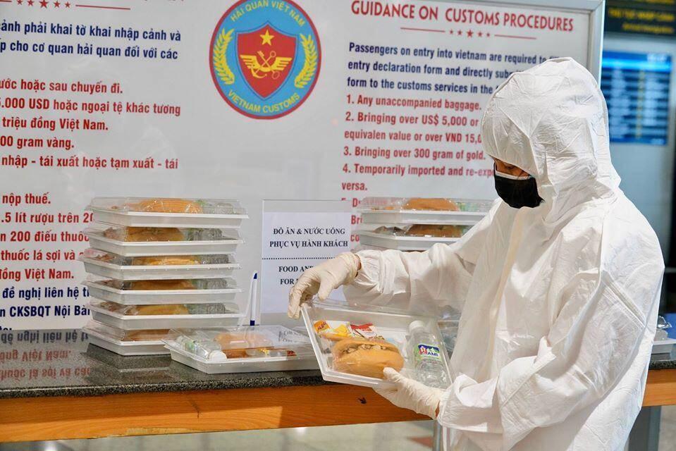 Clip: Nữ hành khách quát tháo ầm ĩ, dọa nạt an ninh sân bay Nội Bài, đòi về nhà cách ly mới chịu!-2