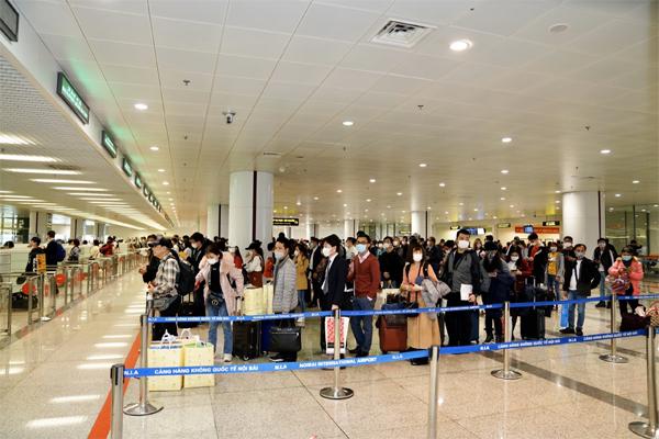 Clip: Nữ hành khách quát tháo ầm ĩ, dọa nạt an ninh sân bay Nội Bài, đòi về nhà cách ly mới chịu!-3