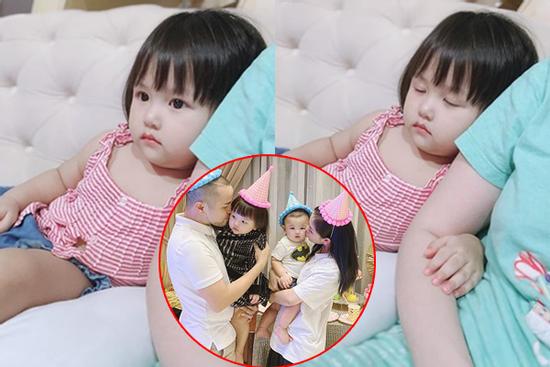 Mới ngày nào còn bé tí hon, con gái Bảo Trần - Trang Pilla giờ đã đáng yêu hết phần thiên hạ