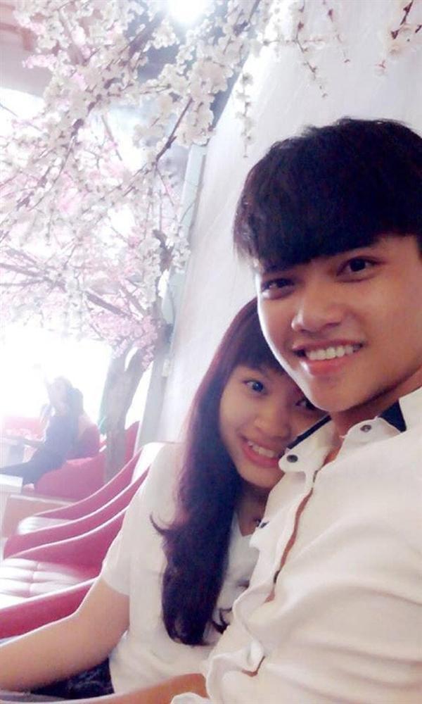 Cặp đôi chung bàn suốt thời cấp một, lớn lên chung giường mỗi đêm-2