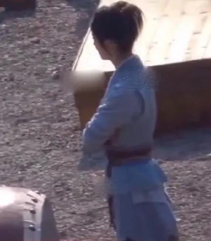 Vừa tái xuất sau dịch Covid-19, Triệu Lệ Dĩnh đã thực hiện cảnh treo mình trên cao-1