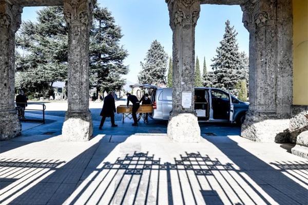 Italy thời Covid-19: Đóng cửa nghĩa trang, thi hài xếp hàng chờ hoả táng-1