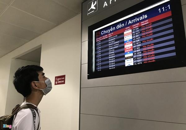 Hành khách mặc đồ bảo hộ kín mít ở sân bay Tân Sơn Nhất-1