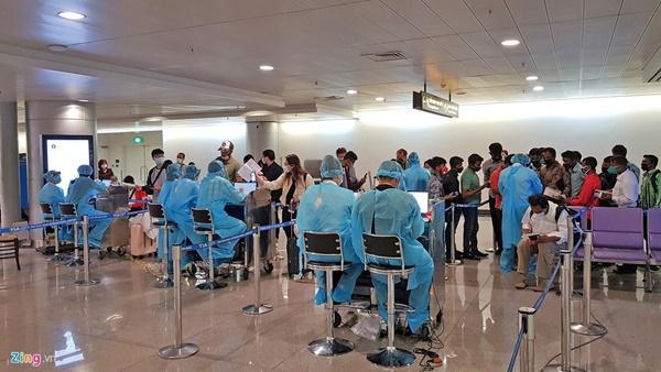 Hành khách mặc đồ bảo hộ kín mít ở sân bay Tân Sơn Nhất-2