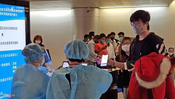 Hành khách mặc đồ bảo hộ kín mít ở sân bay Tân Sơn Nhất-3