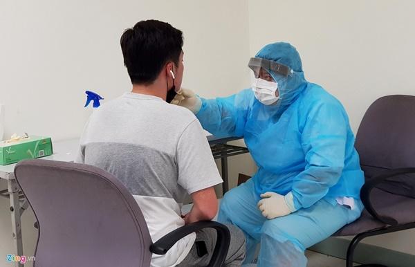 Hành khách mặc đồ bảo hộ kín mít ở sân bay Tân Sơn Nhất-4