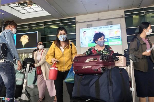 Hành khách mặc đồ bảo hộ kín mít ở sân bay Tân Sơn Nhất-5