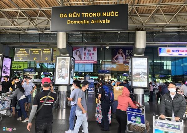Hành khách mặc đồ bảo hộ kín mít ở sân bay Tân Sơn Nhất-6