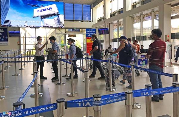Hành khách mặc đồ bảo hộ kín mít ở sân bay Tân Sơn Nhất-7