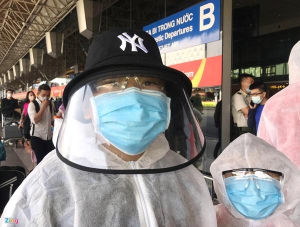 Hành khách mặc đồ bảo hộ kín mít ở sân bay Tân Sơn Nhất-9