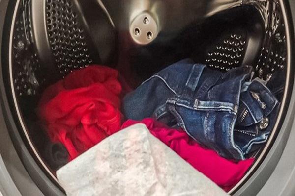 Lấy 2 tờ giấy ướt cho vào máy giặt, hiệu quả bất ngờ mẹ nào cũng nên học theo-2