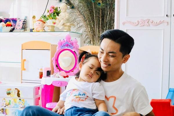 Phan Hiển gây sốt với clip xử tội con gái 2 tuổi-2