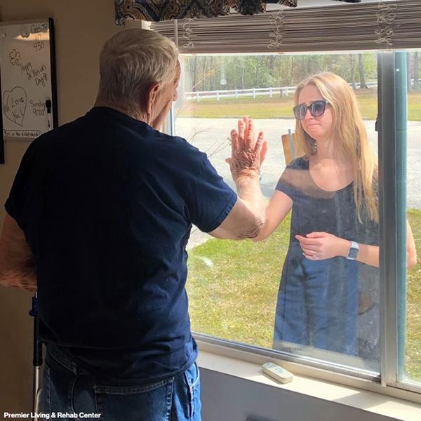 Khoảnh khắc cháu gái hạnh phúc khoe nhẫn đính hôn với ông ngoại qua cửa kính gây sốt MXH-1