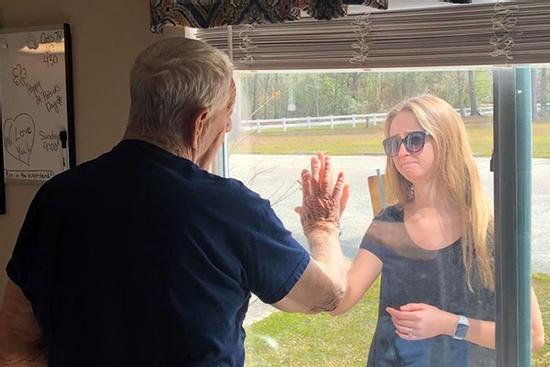 Khoảnh khắc cháu gái hạnh phúc khoe nhẫn đính hôn với ông ngoại qua cửa kính gây sốt MXH