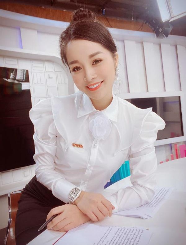 Kín đáo khi lên sóng, ngoài đời Vàng Anh có gu thời trang cực kỳ gợi cảm-2