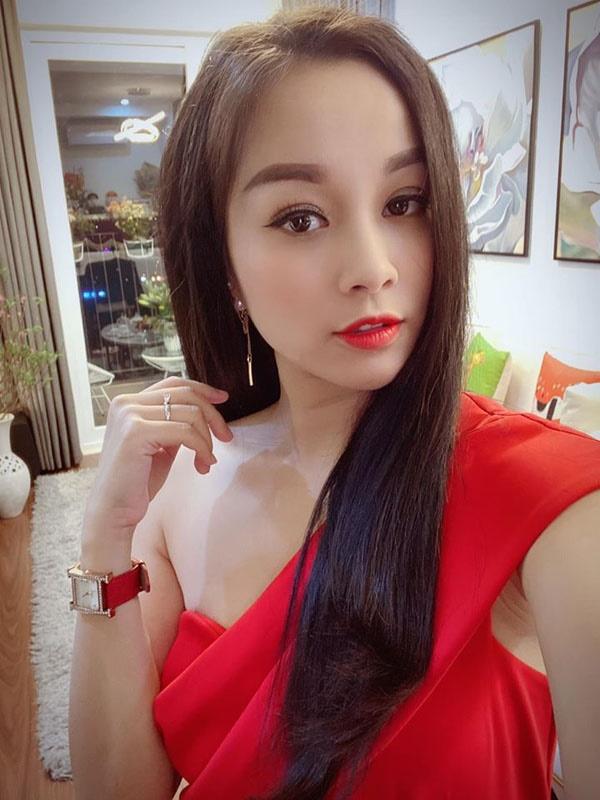 Kín đáo khi lên sóng, ngoài đời Vàng Anh có gu thời trang cực kỳ gợi cảm-4