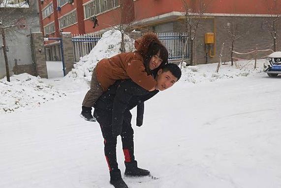 Xôn xao chuyện tình vợ cao 1m1 - chồng mất 2 tay, con đầu lòng trộm vía vô cùng dễ thương-1