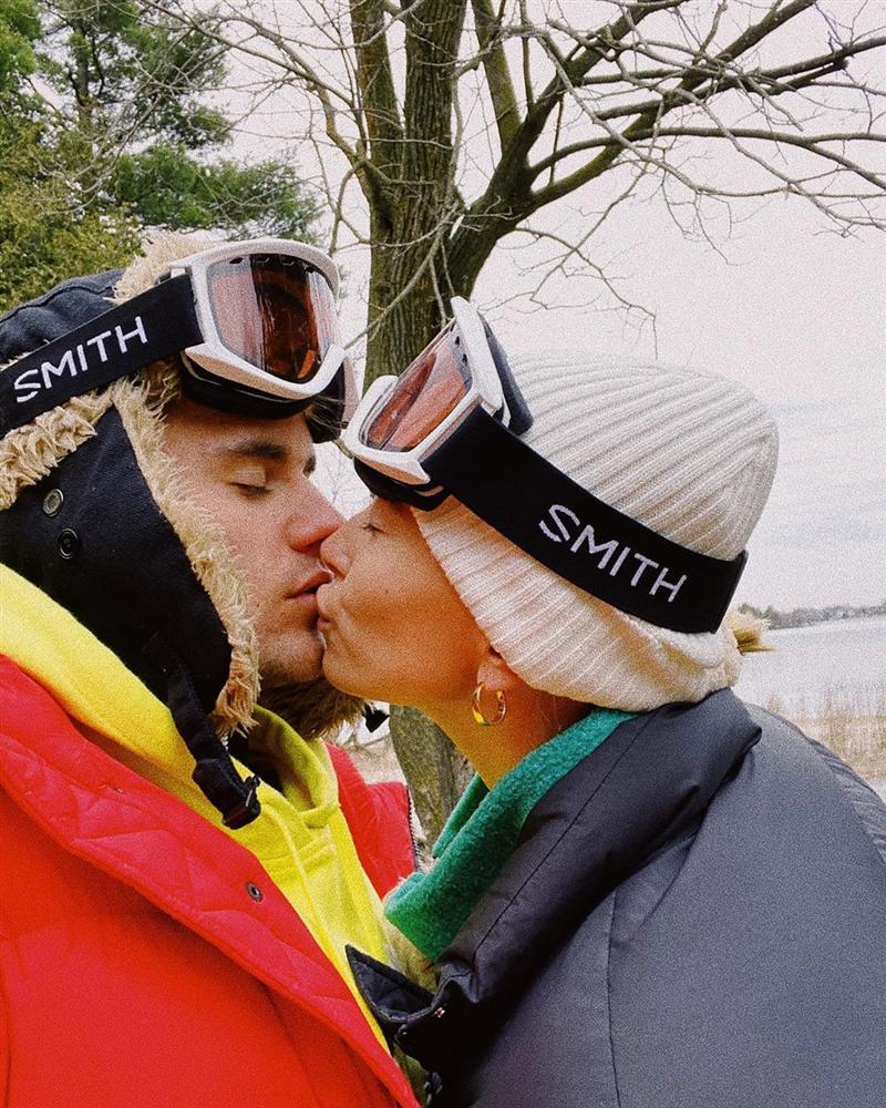 Justin Bieber hôn vợ đắm đuối trong thời gian trốn chạy dịch bệnh-1