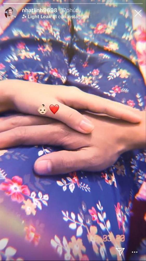 Văn Đức dịu dàng đặt tay lên bụng bầu của vợ, cảm nhận bé Dâu Tây đang lớn lên từng ngày-1