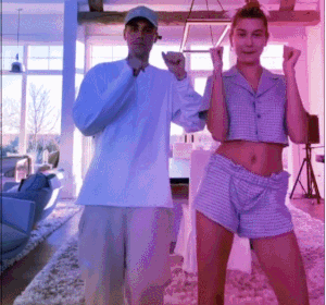 Justin Bieber hôn vợ đắm đuối trong thời gian trốn chạy dịch bệnh-5