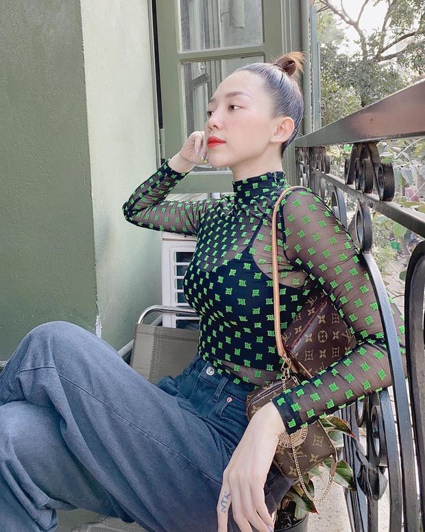 Cú đụng hàng hi hữu mùa dịch: Chi Pu kín kín hở hở còn gái đã có chồng Tóc Tiên thì gợi cảm vô bờ bến!-5