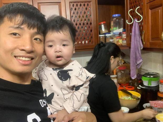 Giải nghỉ vì Covid-19, hội ông bố bỉm sữa tuyển Việt Nam ở nhà chăm con cực khéo-1