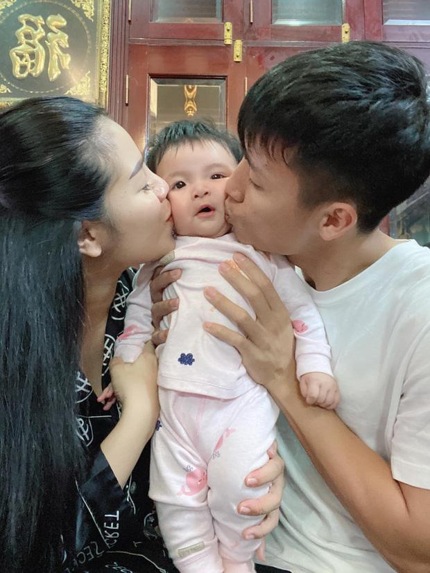 Giải nghỉ vì Covid-19, hội ông bố bỉm sữa tuyển Việt Nam ở nhà chăm con cực khéo-2