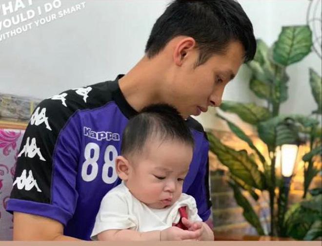 Giải nghỉ vì Covid-19, hội ông bố bỉm sữa tuyển Việt Nam ở nhà chăm con cực khéo-3