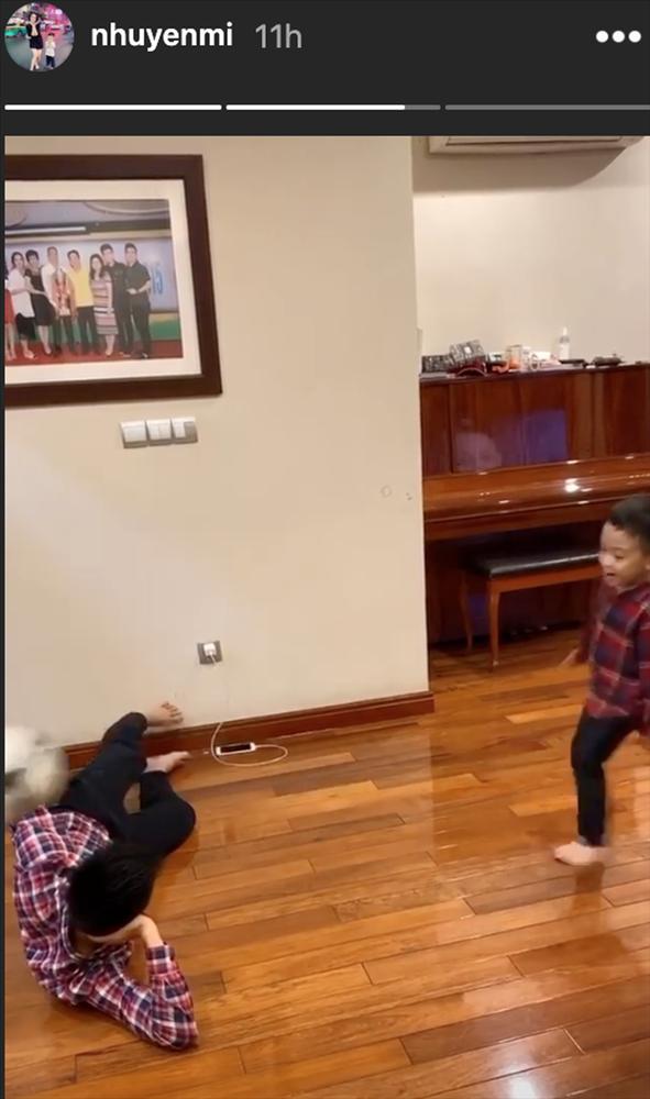 Giải nghỉ vì Covid-19, hội ông bố bỉm sữa tuyển Việt Nam ở nhà chăm con cực khéo-5