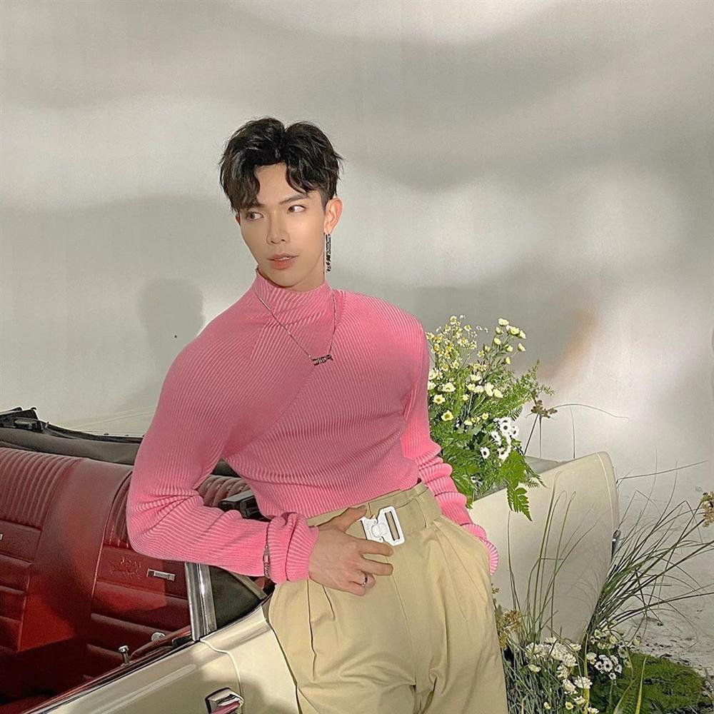 Body thì đô con nhưng gu thời trang của Erik vẫn còn quá nữ tính-1