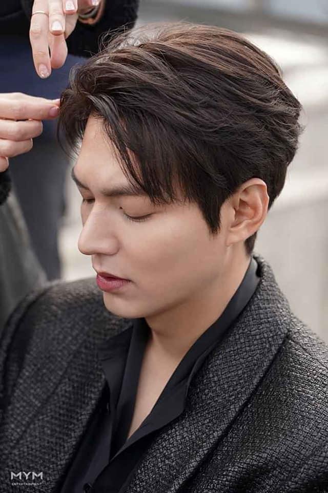 Lee Min Ho đốn tim fan với loạt ảnh chụp vu vơ ở hậu trường phim mới-1