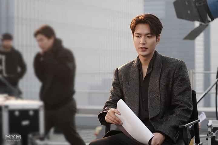 Lee Min Ho đốn tim fan với loạt ảnh chụp vu vơ ở hậu trường phim mới-2