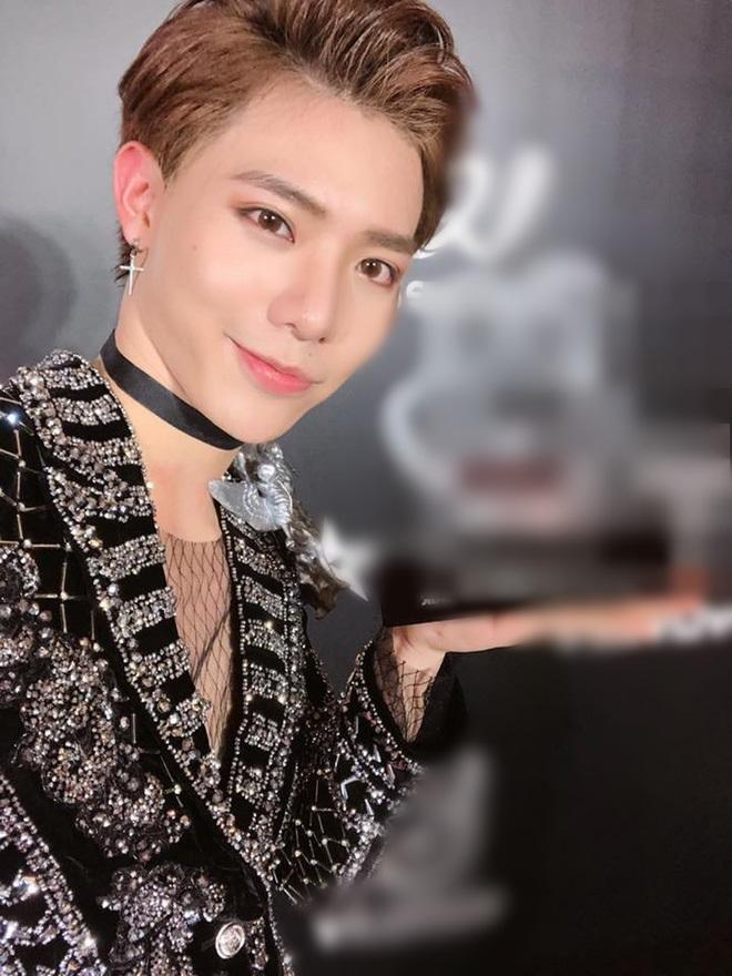 Body thì đô con nhưng gu thời trang của Erik vẫn còn quá nữ tính-8