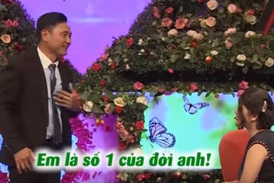 Nữ hiệu trưởng khiến ông bố 3 con thề mãi yêu trên sân khấu