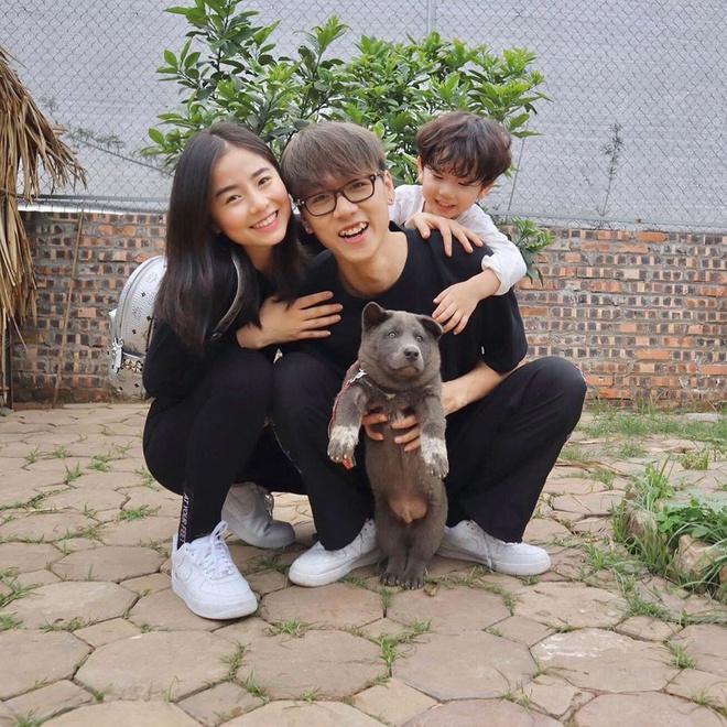 Gia đình Ba Duy chụp ảnh cùng chú chó tên Dúi nổi tiếng mạng xã hội-1
